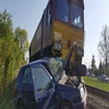 Na niestrzeżonym przejeździe samochód osobowy zderzył się z lokomotywą. Kobieta kierująca samochodem w ciężkim stanie trafiła do szpitala.