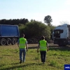 Policjanci wraz z Inspekcją Ochrony Środowiska zatrzymali przestępców, którzy nielegalnie wywozili odpady.