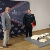 Celnicy przekazali bibliotekarzom z Olsztyna książki zatrzymane na granicy.