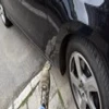 36-letni mężczyzna uszkodził samochód swojej byłej partnerki. Policjantom wytłumaczył dlaczego to zrobił - jego zdaniem auto było w złym stanie technicznym, a on nie chciał aby jego dziecko było wożone takim właśnie samochodem.