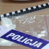 Mieszkaniec powiatu kwidzyńskiego został zatrzymany do kontroli drogowej przez dzielnicowych z Biskupca. Odpowie nie tylko za posiadanie narkotyków, ale także za złamanie sądowego zakazu prowadzenia pojazdów.
