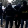 Policjanci z Komendy Wojewódzkiej Policji w Olsztynie zatrzymali 38-letniego Marcina K. Mężczyzna poszukiwany był m.in. za pobicia i oszustwa. Kompletnie zaskoczonego mężczyznę policjanci zatrzymali w jednym z pensjonatów na terenie powiatu bartoszyc
