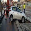 Mieszkaniec Olsztyna przez nieuwagę zawisł na krawężniku przy tramwajowym torowisku.