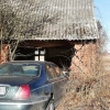W Milewie niedaleko Ełku rozpędzony samochód uderzył w dom.