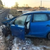 Osobowy hyundai zderzył się z pociągiem w Prostkach na przejeździe kolejowym.