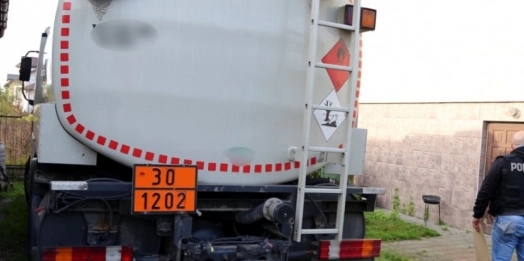 Policjanci z Olsztyna, Warszawy, Wołomina i Krakowa, a także funkcjonariusze celno-skarbowi z Olsztyna zatrzymali członków grupy handlującej nielegalnym paliwem.