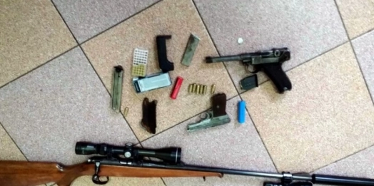 Policjanci z olsztyńskiego zarządu CBŚP zatrzymali dwóch mężczyzn, u których znaleźli broń, amunicję i materiały wybuchowe.