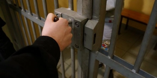 20-letni sprawca awantury sam wezwał policjantów informując w zgłoszeniu, że jest w stanie pozbawić życia brata. Młody mężczyzna był pobudzony, agresywny i pijany.