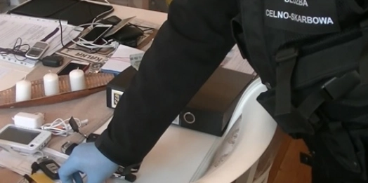 Funkcjonariusze celno-skarbowi z Olsztyna oraz policjanci zatrzymali kolejną osobę podejrzaną o przestępstwa paliwowe.