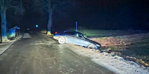 Funkcjonariusze z Warmińsko-Mazurskiego Oddziału Straży Granicznej w przydrożnym rowie znaleźli samochód BMW.