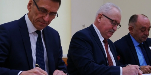 Marszałek województwa warmińsko-mazurskiego podpisał umowy na kolejne inwestycje.