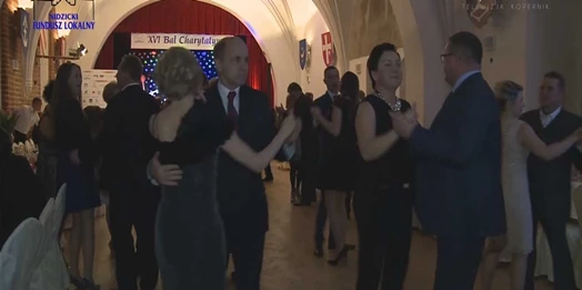 Od kilkunastu lat dają młodym ludziom szansę na naukowy i zawodowy rozwój bez troski o finanse. Nidzicki Fundusz Lokalny po raz kolejny zorganizował bal w szczytnym celu.