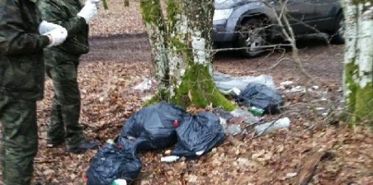 Leśnicy złapali mężczyznę, którzy wyrzucił śmieci w lesie. Teraz musi zapłacić wysoką grzywnę.