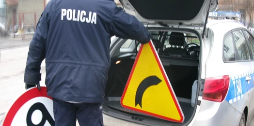 Policjanci zatrzymali mężczyznę, który wykopał 5 znaków drogowych. Potrzebował słupów na płot.