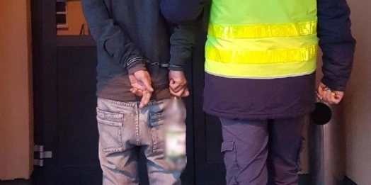 W Węgorzewie jeden z mieszkańców zauważył, jak ktoś wybija szybę kwiaciarni. Jak się okazało – to nie było jedyne takiej włamanie tej nocy.
