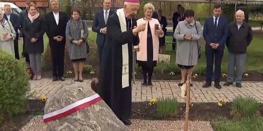 Katyński dąb przy olsztyńskim „Medyku”. Szkoła Policealna im. prof. Zbigniewa Religi w Olsztynie uczciła w ten sposób zamordowanego w Katyniu Michała Kłoczewskiego.