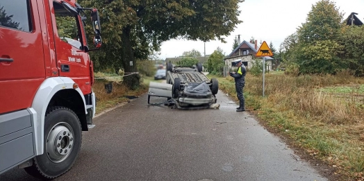Na trasie Mały Łęck – Wielki Łęck 25-latka straciła panowanie na pojazdem, uderzyła w przydrożne drzewo i dachowała.