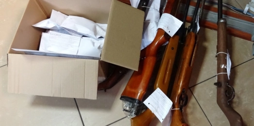 Policjanci z Orzysza zatrzymali mężczyznę, który znęcał się nad rodziną. Okazało się, że w domu miał prawdziwy arsenał.
