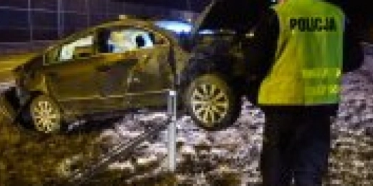 Kierowca osobowego volkswagena cudem uniknął śmierci po tym, jak jadąc drogą ekspresową S-7 najechał na tył poprzedzającego go ciągnika siodłowego.