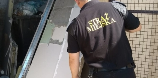 Straż Miejska w Olsztynie odnalazła mężczyznę, który wyrzucił odpady budowlane do osiedlowego śmietnika.