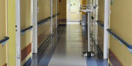 W styczniu lekarze w Polsce zdiagnozowali ok. 300 tys. zachorowań na grypę. Tylko w drugiej połowie miesiąca zachorowało 200 tys. osób, a od początku sezonu epidemicznego 2024/2025 - w związku z powikłaniami grypy - zmarło prawie tysiąc osób.