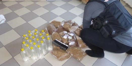 Funkcjonariusze celno-skarbowi w Kętrzynie wykryli nielegalny alkohol, a zaraz potem – nielegalne automaty.