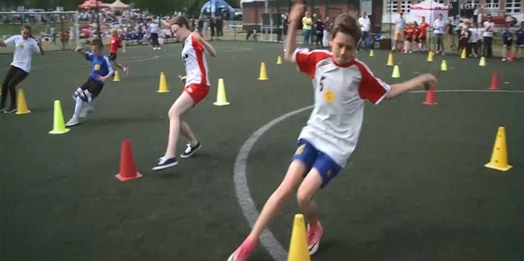 Zdrowe odżywianie – i zdrowa, sportowa rywalizacja. Reprezentanci szkół podstawowych z Warmii i Mazur wzięli udział w zawodach „Jem owoce, piję mleko – w życiu zajdę daleko”.