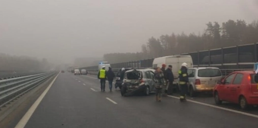 18 samochodów zderzyło się w sobotę rano na drodze S51 pomiędzy Olsztynkiem a Olsztynem.