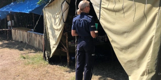 Sprawdzając stan bezpieczeństwa w jednym z obozów harcerskich na terenie powiatu piskiego, policjanci ujawnili kierownika obozu będącego pod działaniem alkoholu.