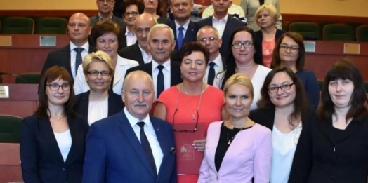Marszałek województwa warmińsko-mazurskie podpisał kolejne umowy z gminami na dofinansowanie usług teleopiekuńczych.