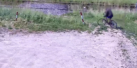 Tym razem nadmierną ciekawością wykazał się rowerzysta.