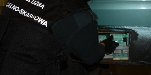 Celnicy zatrzymali auto, którego kierowca próbował przemycić papierosy.