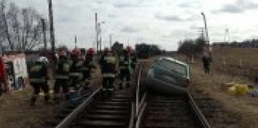 Do groźnego zdarzenia doszło dziś przed godziną 10.00  w miejscowości Bajtkowo. Kierujący skodą, przejeżdżając przez przejazd kolejowy nie zachował należytej ostrożności, co doprowadziło do zderzenia z pociągiem towarowym.