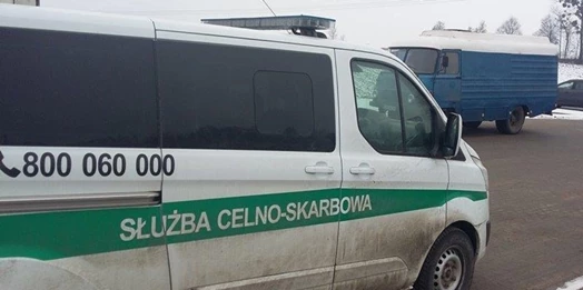 Funkcjonariusze celno-skarbowi ukarali sprzedawcę, który nie nabijał wszystkich towarów na kasę.
