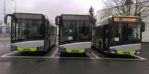 W Olsztynie przybywa osób, które regularnie jeżdżą komunikacją miejską.