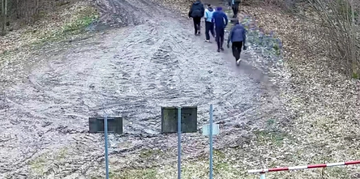 Czterech Belgów i Polak postanowiło przejść się pasem drogi granicznej.