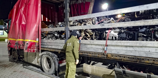 Kierowca zestawem ciężarowym przewoził używane części zamienne do samochodów. Funkcjonariusze z Placówki SG w Bezledach sprawdzili legalność pochodzenia ładunku i zabezpieczyli skradzione podzespoły pojazdów.