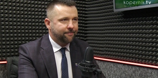 Jakie były pierwsze decyzje, które musiał podjąć Krzysztof Kisiel jako burmistrz Pieniężna?