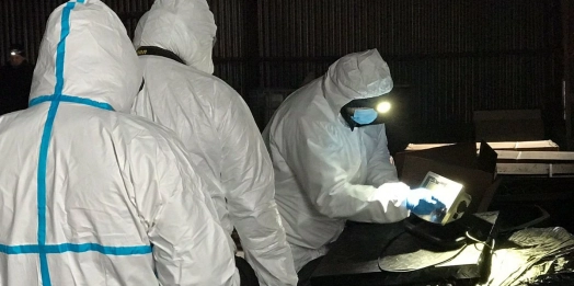 Policja zlikwidowała jedno z największych na Warmii i Mazurach laboratoriów narkotyków oraz linię produkcyjną nielegalnych wyrobów tytoniowych.