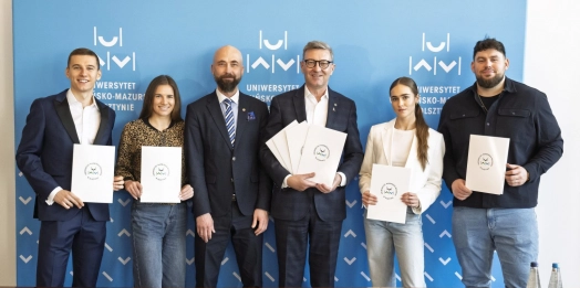 Konrad Bukowiecki, Anastazja Kuś, Kacper Lewalski i Aleksandra Lisowska do igrzysk olimpijskich w Los Angeles będą reprezentować KS AZS UWM Olsztyn. Podpisali nowe umowy z klubem, które obowiązywać będą do 2028 roku.
