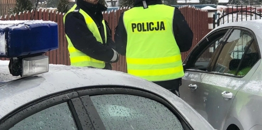 Policja apeluje o odśnieżanie samochodów. Bez tego – narażamy siebie i innych.