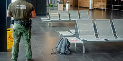 Interwencja funkcjonariuszy Straży Granicznej na lotnisku w Szymanach. Powodem były pozostawione bez opieki bagaże.
