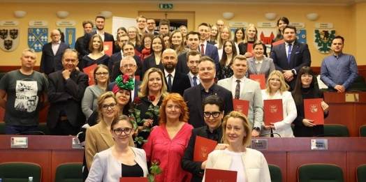 Wsparto także artystów.