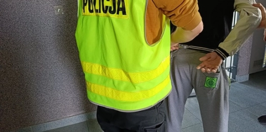 Przed mężem – agresorem kobieta uciekła przez okno.