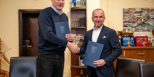 Władze Mikołajek podpisały umowę na realizację projektu „Budowa stadionu wielofunkcyjnego wraz z niezbędną infrastrukturą oraz zagospodarowaniem terenu”.