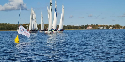 Na jeziorze Czos w Mrągowie rozpocznie się tegoroczna rywalizacja w ramach Żeglarskiego Grand Prix Warmii i Mazur 2025. W dniach 10–11 maja żeglarze z całej Polski zmierzą się w I Regatach eliminacyjnych Arkodach & Centrum Budowlane Mrągowo Cup, któr
