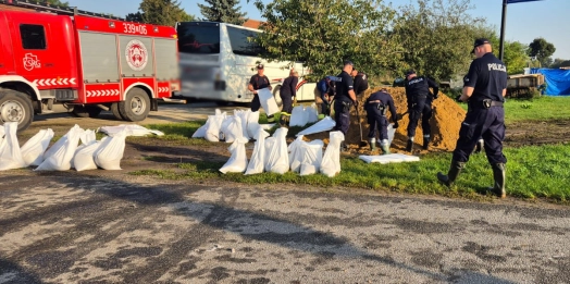 Na południe Polski pojechali także strażacy, policjanci i żołnierze z Warmii i Mazur.