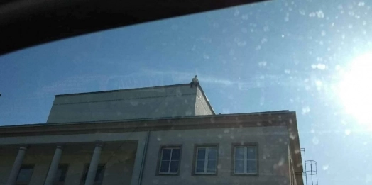 W Mrągowie pijany mężczyzna wszedł na dach jednego z budynków – po czym zaczął zrzucać anteny i inne elementy.