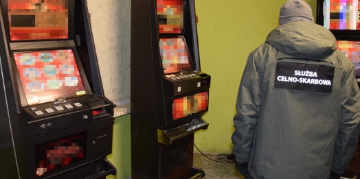 Funkcjonariusze celno-skarbowi zajęli nielegalne automaty do gier w Elblągu.