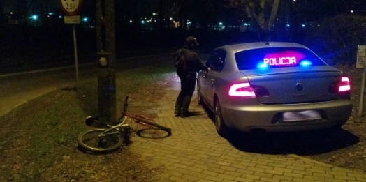 Rowerzysta bez żadnego oświetlenia jechał po zmroku ulicą Poprzeczną w Olsztynie. Co więcej, był pijany.